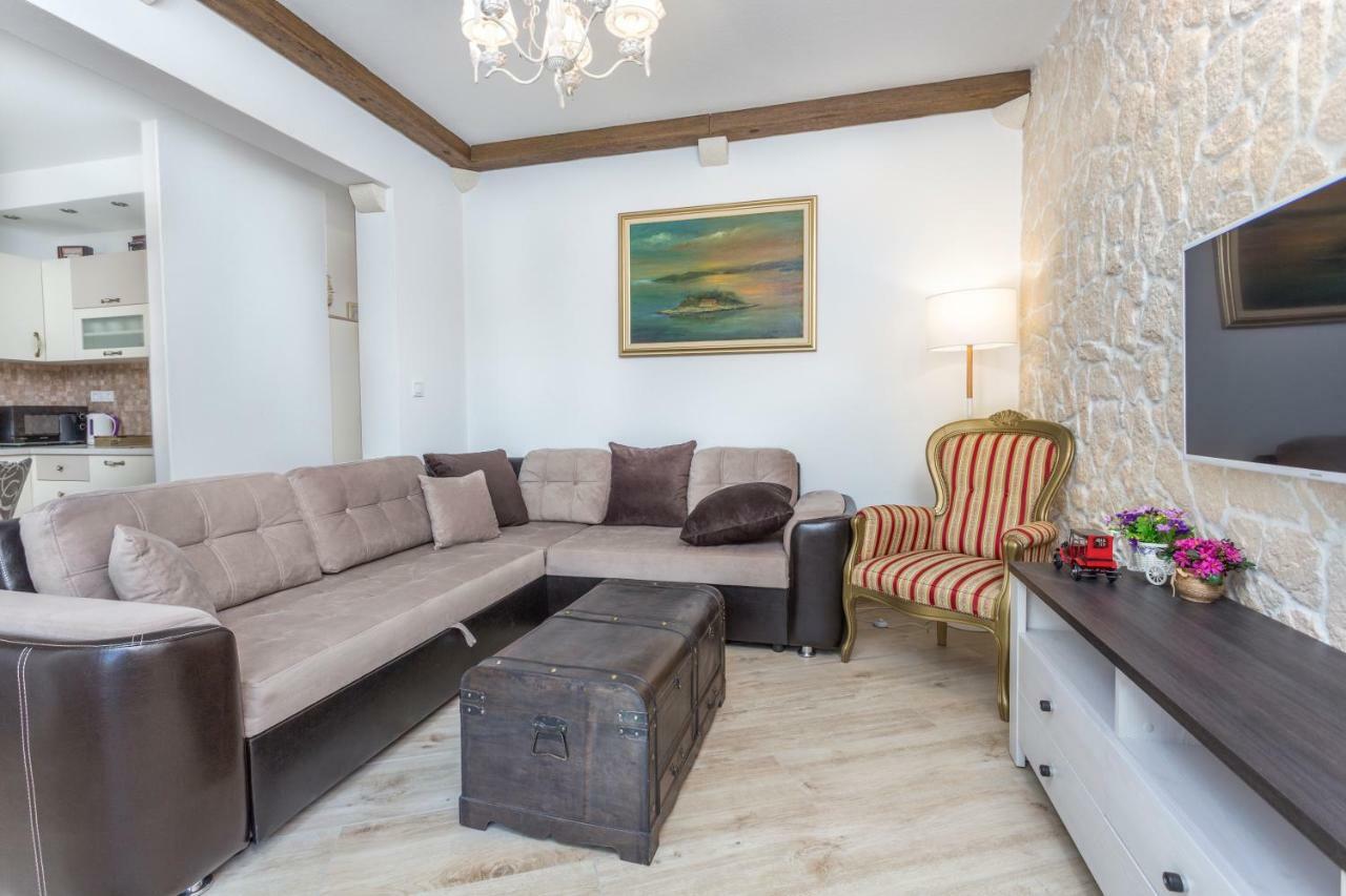 Apartament Capitis In The Center -private Pool